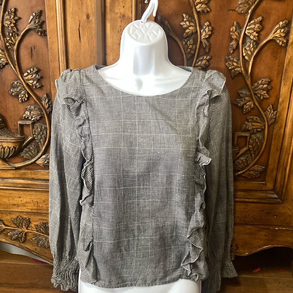 💜Romeo + Juliet Couture💜 long sleeve ruffle top size large, EUC